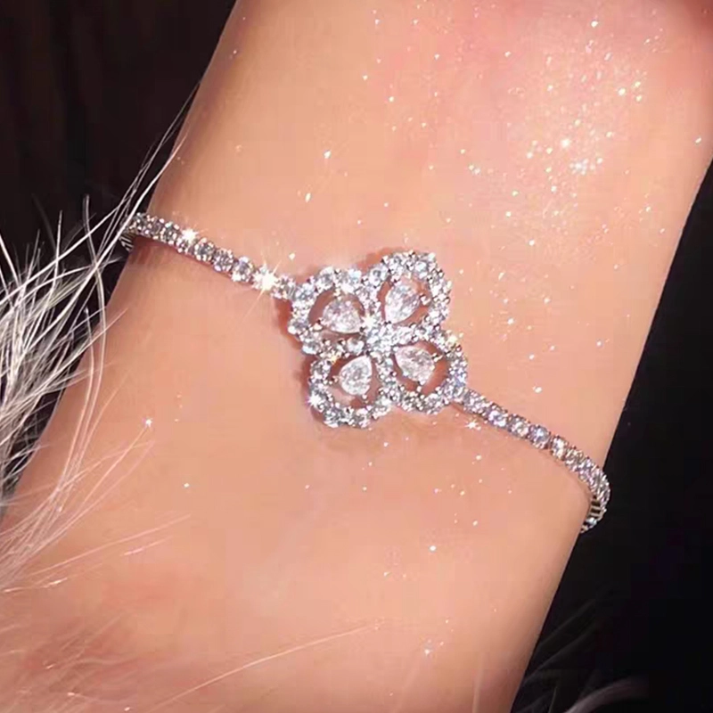 Four-Leaf CLover Frame Pave Bracelet With Tennis Chain in White Gold